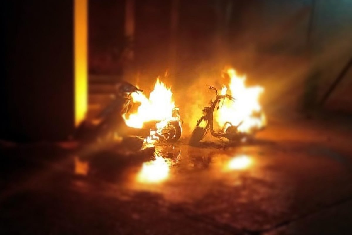 ಬೆಂಗಳೂರು: ನಾಯಿ ಕಚ್ಚಿದ್ದಕ್ಕೆ ದೂರು ನೀಡಿದವರ ದ್ವಿಚಕ್ರ ವಾಹನಗಳಿಗೆ ಬೆಂಕಿ