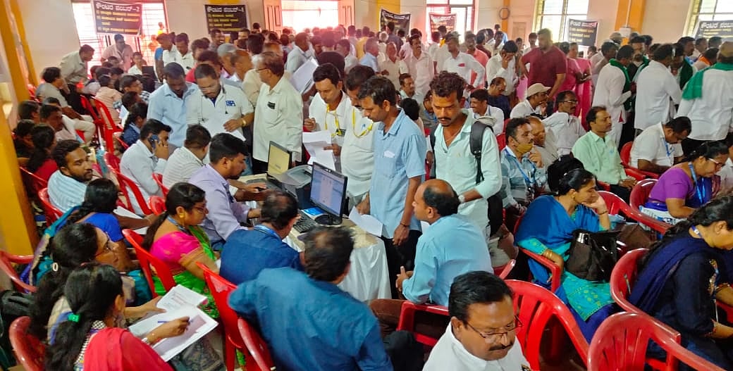 ನಂದಗಡದಲ್ಲಿ ಜನತಾ ದರ್ಶನ: ಅಹವಾಲು ಸಲ್ಲಿಸಿದ ಜನ