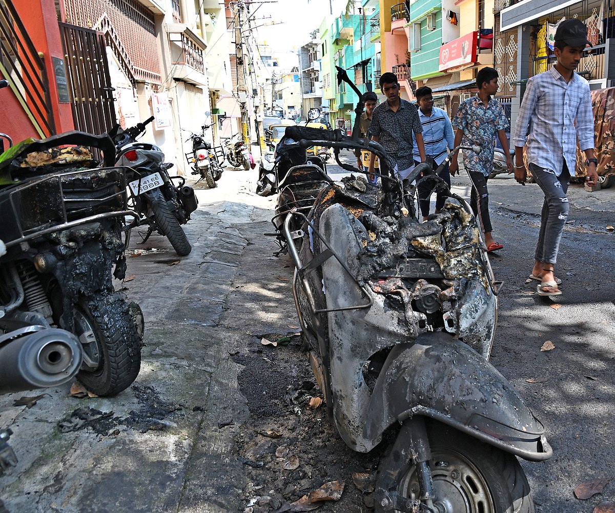 ಲಗ್ಗೆರೆಯ ವಿದ್ಯುತ್ ಪರಿವರ್ತಕ ಸ್ಫೋಟ: ಗುಜರಿ ಅಂಗಡಿ, ಮನೆಗಳಿಗೆ ಬೆಂಕಿ