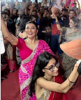 ದುರ್ಗಾ ಪೂಜೆ: ಹೆಣ್ಣುಮಕ್ಕಳೊಂದಿಗೆ ಧುನುಚಿ ನೃತ್ಯ ಮಾಡಿದ ನಟಿ ಸುಶ್ಮಿತಾ ಸೇನ್