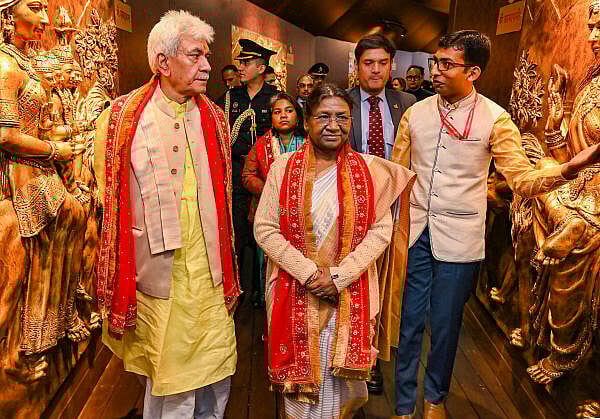 ವೈಷ್ಣೋದೇವಿ ದೇಗುಲಕ್ಕೆ ರಾಷ್ಟ್ರಪತಿ ಭೇಟಿ: ಪಾರ್ವತಿ ಭವನ, ಸ್ಕೈವಾಕ್ ಉದ್ಘಾಟನೆ
