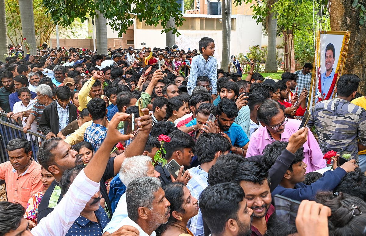 ನಟ ಪುನೀತ್‌ ರಾಜ್‌ಕುಮಾರ್‌ ಪುಣ್ಯಸ್ಮರಣೆ; ಸಮಾಧಿಗೆ ಪೂಜೆ  