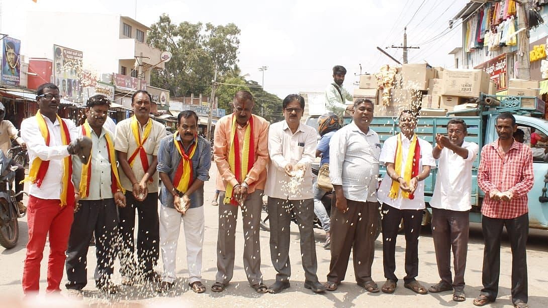 ಕಾವೇರಿ ಹೋರಾಟ: ಚಾಮರಾಜನಗರದಲ್ಲಿ ಕಡ್ಲೆಪುರಿ ಎರಚಿ  ಪ್ರತಿಭಟನೆ