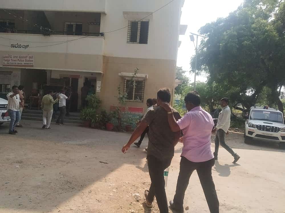 ಯಾದಗಿರಿ | ಕೆಇಎ ಪರೀಕ್ಷೆಯಲ್ಲಿ ಬ್ಲೂಟೂತ್‌ ಬಳಕೆ: ಮೂವರ ವಿಚಾರಣೆ