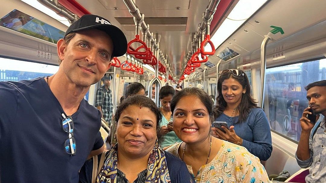 ಮುಂಬೈ ಮೆಟ್ರೊದಲ್ಲಿ ಹೃತಿಕ್‌ ರೋಷನ್‌ ಪ್ರಯಾಣ: ಸೆಲ್ಫಿಗೆ ಮುಗಿಬಿದ್ದ ಫ್ಯಾನ್ಸ್‌