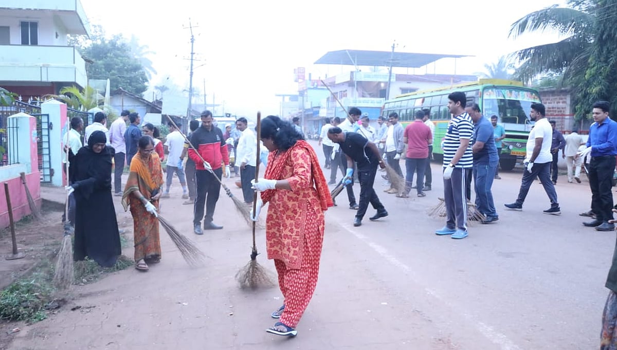 ಬನವಾಸಿ: ಬೀದಿ ಕಸ ಗುಡಿಸಿದ ಜಿಲ್ಲಾಧಿಕಾರಿ