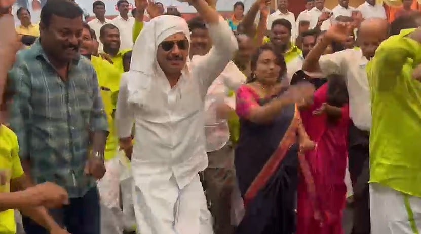 ರಾಮನಗರ: ಪೌರ ಕಾರ್ಮಿಕರೊಂದಿಗೆ ಶಾಸಕ ಬಾಲಕೃಷ್ಣ ನೃತ್ಯ