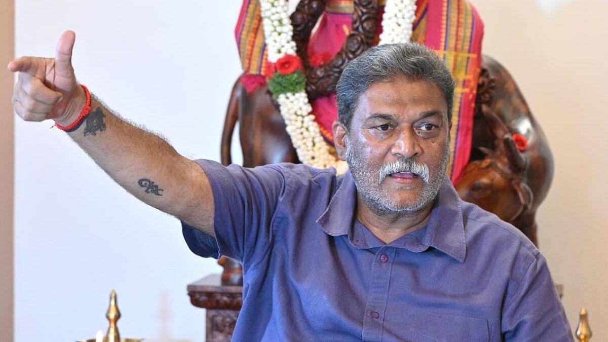 ರಾಜಕಾರಣದಲ್ಲಿ ಸಂಚಲನ: ಕಾಂಗ್ರೆಸ್ ಶಾಸಕ ಗವಿಯಪ್ಪ ಮನೆಗೆ ಆನಂದ್ ಸಿಂಗ್ ಭೇಟಿ