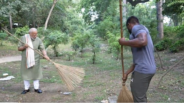 ಪಾರ್ಕ್‌ನಲ್ಲಿ ಕಸಗುಡಿಸಿ ಸ್ವಚ್ಛತಾ ಅಭಿಯಾನದಲ್ಲಿ ಪಾಲ್ಗೊಂಡ ಪ್ರಧಾನಿ ಮೋದಿ