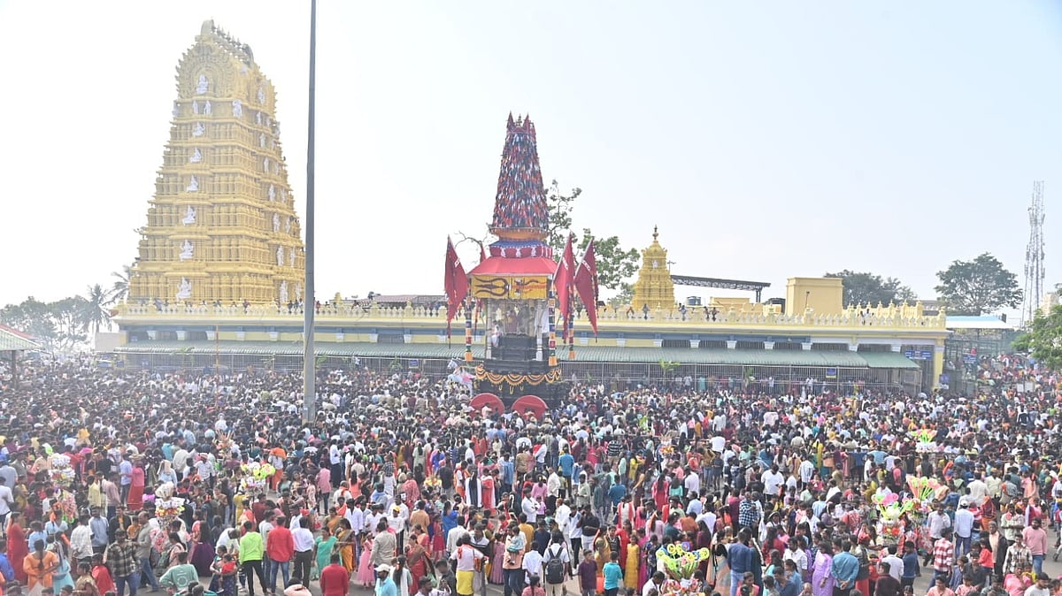 ಚಿತ್ರಗಳಲ್ಲಿ ನೋಡಿ: ಅದ್ದೂರಿಯಾಗಿ ನಡೆದ ಚಾಮುಂಡೇಶ್ವರಿ ರಥೋತ್ಸವ