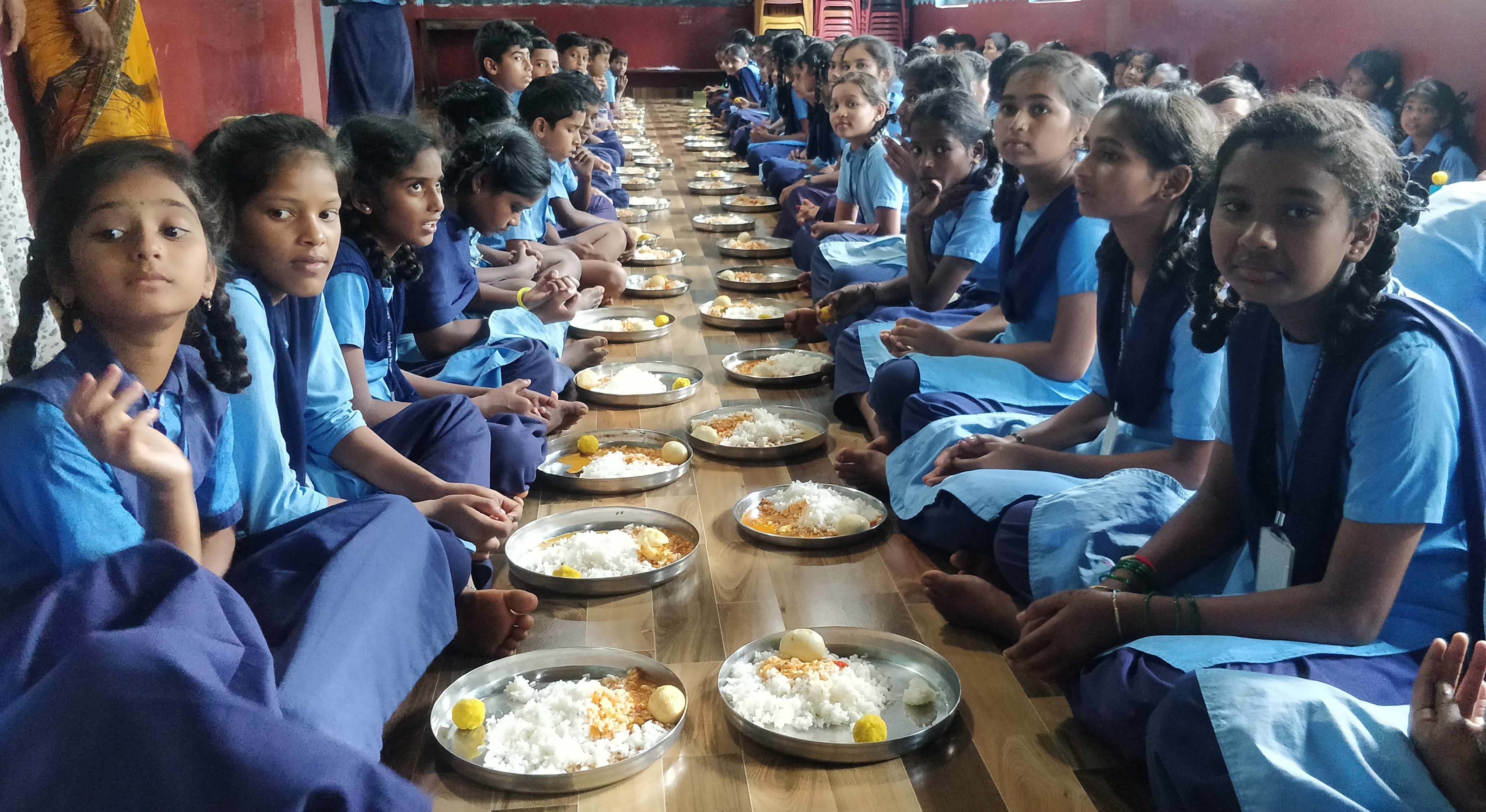 ಮೂಡುಬಿದಿರೆಯ ಜ್ಯೋತಿ ನಗರದ ಸರ್ಕಾರಿ ಮಾದರಿ ಹಿರಿಯ ಪ್ರಾಥಮಿಕ ಶಾಲೆಯಲ್ಲಿ ಬಿಸಿಯೂಟದ ಖುಷಿಯಲ್ಲಿ ಮಕ್ಕಳು