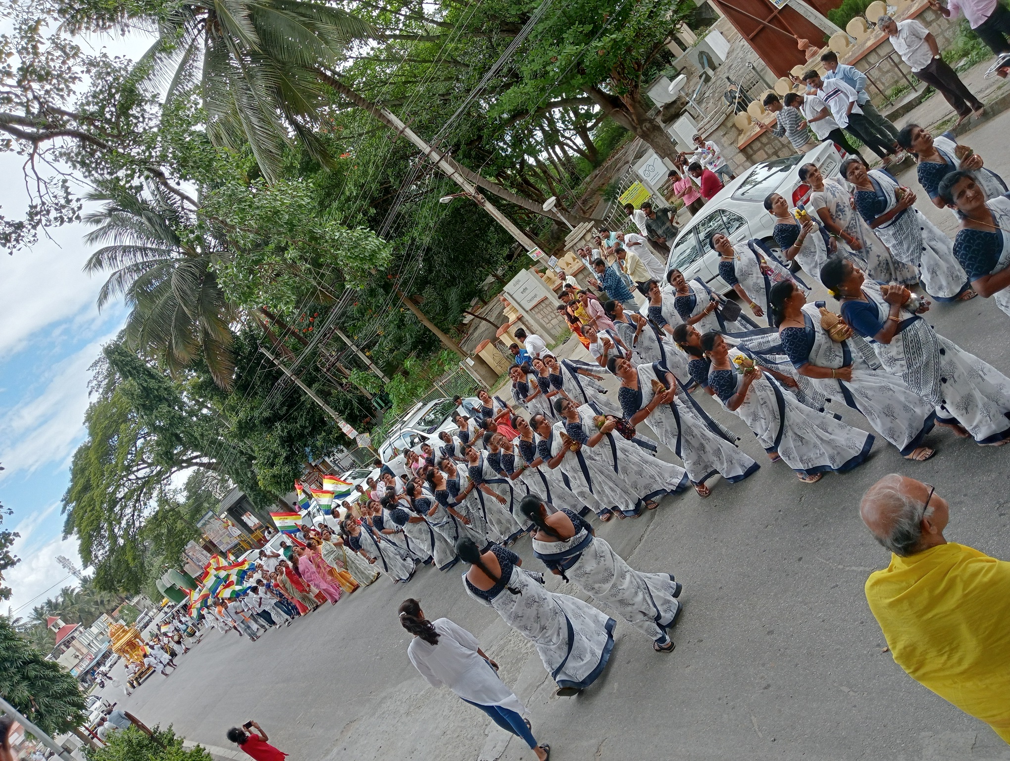 ಶ್ರವಣಬೆಳಗೊಳದಲ್ಲಿ ಭಾನುವಾರ ಅನಂತನಾಥ ಸ್ವಾಮಿಯ ವೈಭದ ಸ್ವರ್ಣರಥದ ಶೋಭಾ ಯಾತ್ರೆಯಲ್ಲಿ ಪಾಲ್ಗೊಂಡಿದ್ದ ಕಲಾ ತಂಡಗಳು ಹಾಗು ಸ್ರಾವಕ ಶ್ರಾವಕಿಯರು.