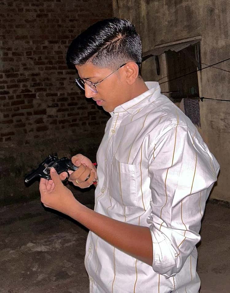 ಅಜ್ಜನ ಪಿಸ್ತೂಲ್‌ನಿಂದ ಗಾಳಿಯಲ್ಲಿ ಗುಂಡು ಹಾರಿಸಿದ ಮೊಮ್ಮಗ: ಪ್ರಕರಣ ದಾಖಲು