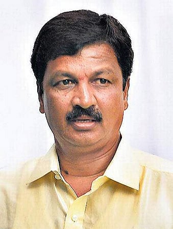 ಬಿಜೆಪಿ ಶಾಸಕಾಂಗ ಪಕ್ಷದ ಸಭೆ ಆರಂಭಕ್ಕೂ ಮೊದಲೇ ಹೊರನಡೆದ ಯತ್ನಾಳ, ರಮೇಶ ಜಾರಕಿಹೊಳಿ