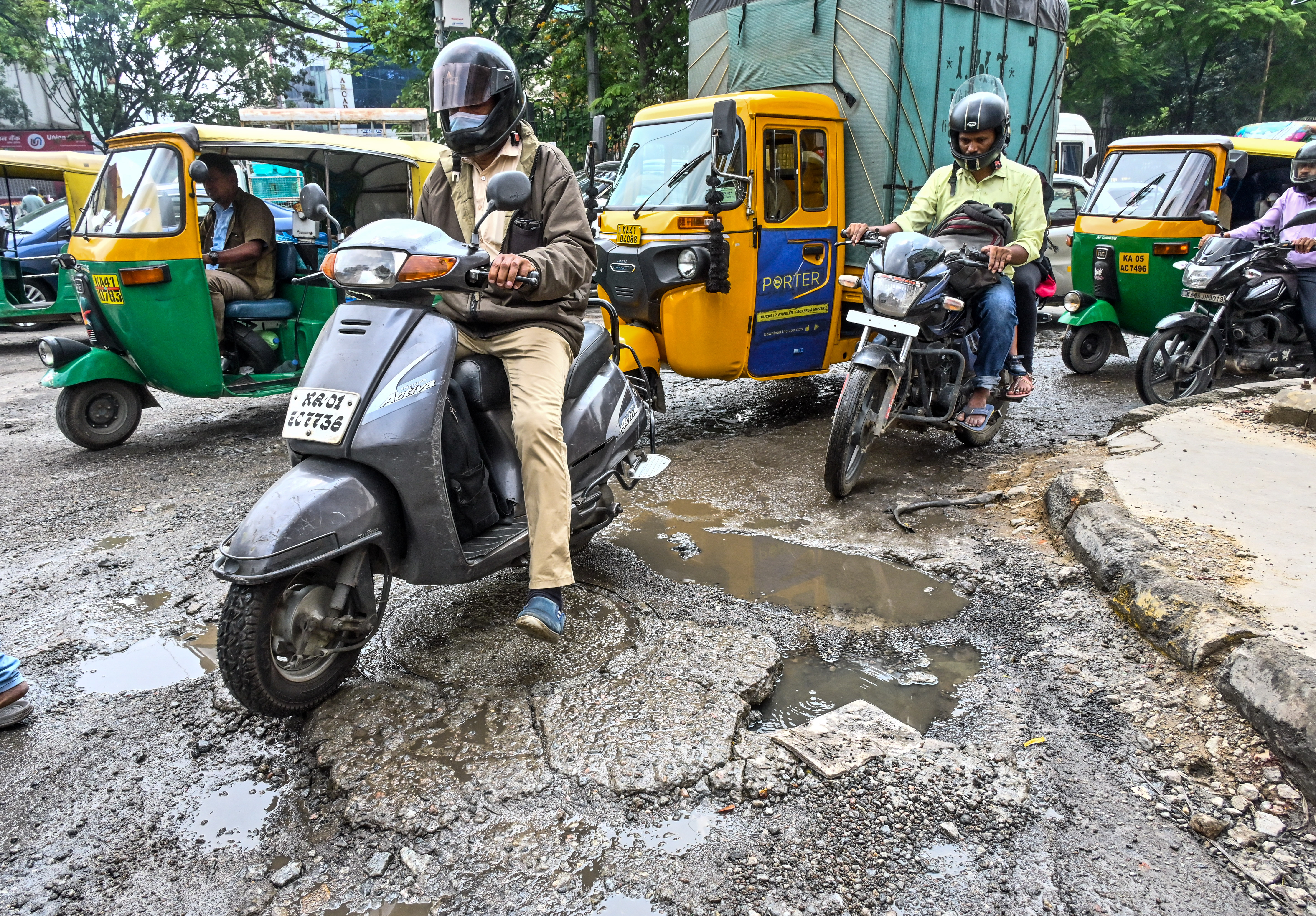 ಸಿಲ್ವರ್ ಜುಬಿಲಿ ರಸ್ತೆಯಲ್ಲಿ ಹರಿಯುತ್ತಿರುವ ಒಳಚರಂಡಿ ನೀರು
ಪ್ರಜಾವಾಣಿ ಚಿತ್ರ/ ಪ್ರಶಾಂತ್ ಎಚ್.ಜಿ.