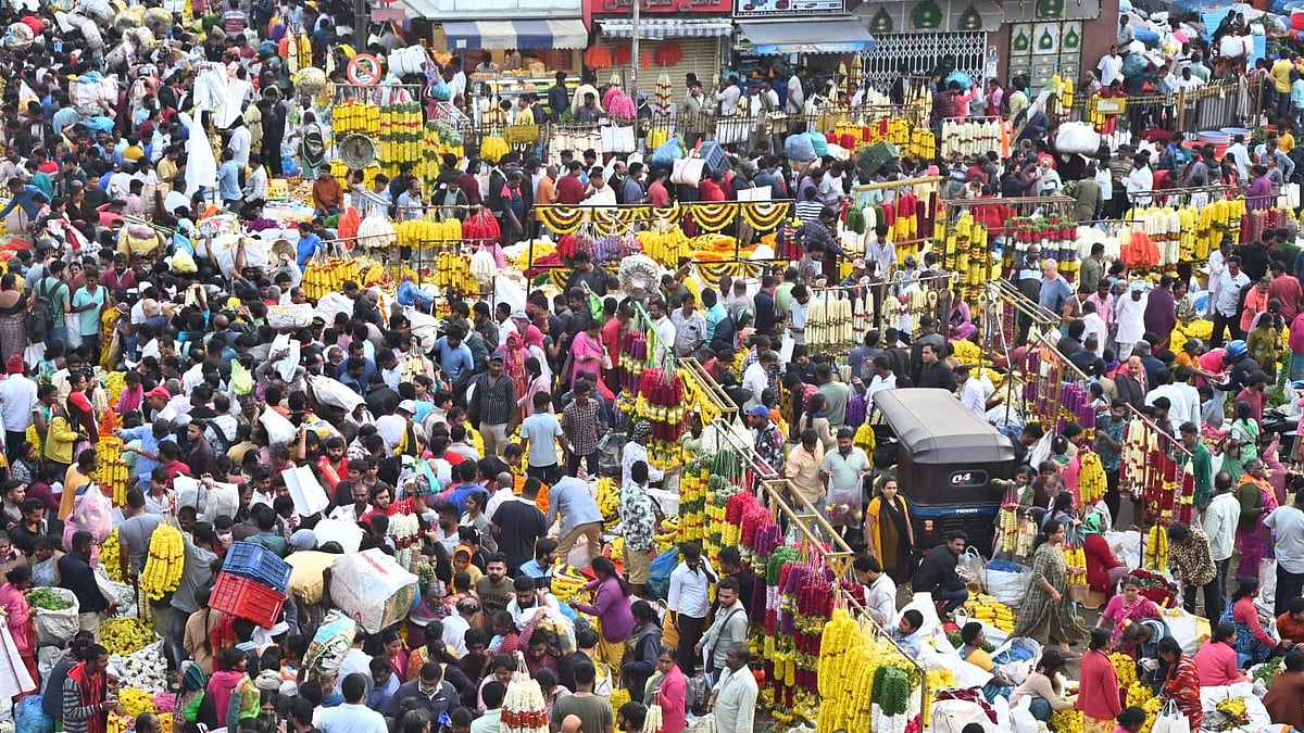 PHOTOS | ಆಯುಧ ಪೂಜೆ: ಹೂವು, ಹಣ್ಣು ಖರೀದಿಗೆ ಮುಗಿಬಿದ್ದ ಜನ