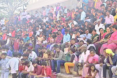 ರಥೋತ್ಸವ ಕಣ್ತುಂಬಿಕೊಂಡ ಜನರು