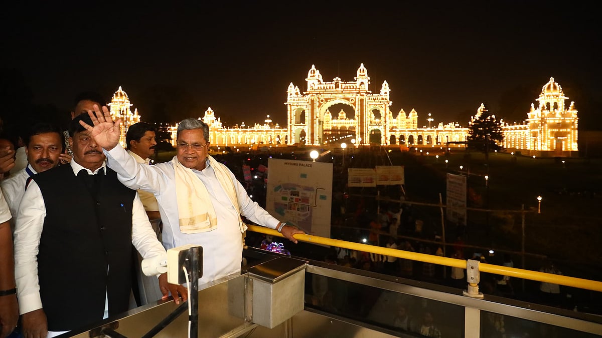 PHOTOS | Mysuru Dasara: ಅಂಬಾರಿ ಬಸ್ ಏರಿ ದೀಪಾಲಂಕಾರ ವೀಕ್ಷಿಸಿದ ಸಿದ್ದರಾಮಯ್ಯ