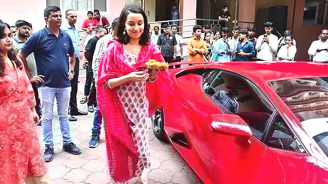 ಕೆಂಪು ಬಣ್ಣದ ಲ್ಯಾಂಬೋರ್ಗಿನಿ ಖರೀದಿಸಿದ ಶ್ರದ್ಧಾ ಕಪೂರ್‌, ಬೆಲೆ ಎಷ್ಟು ಗೊತ್ತಾ?