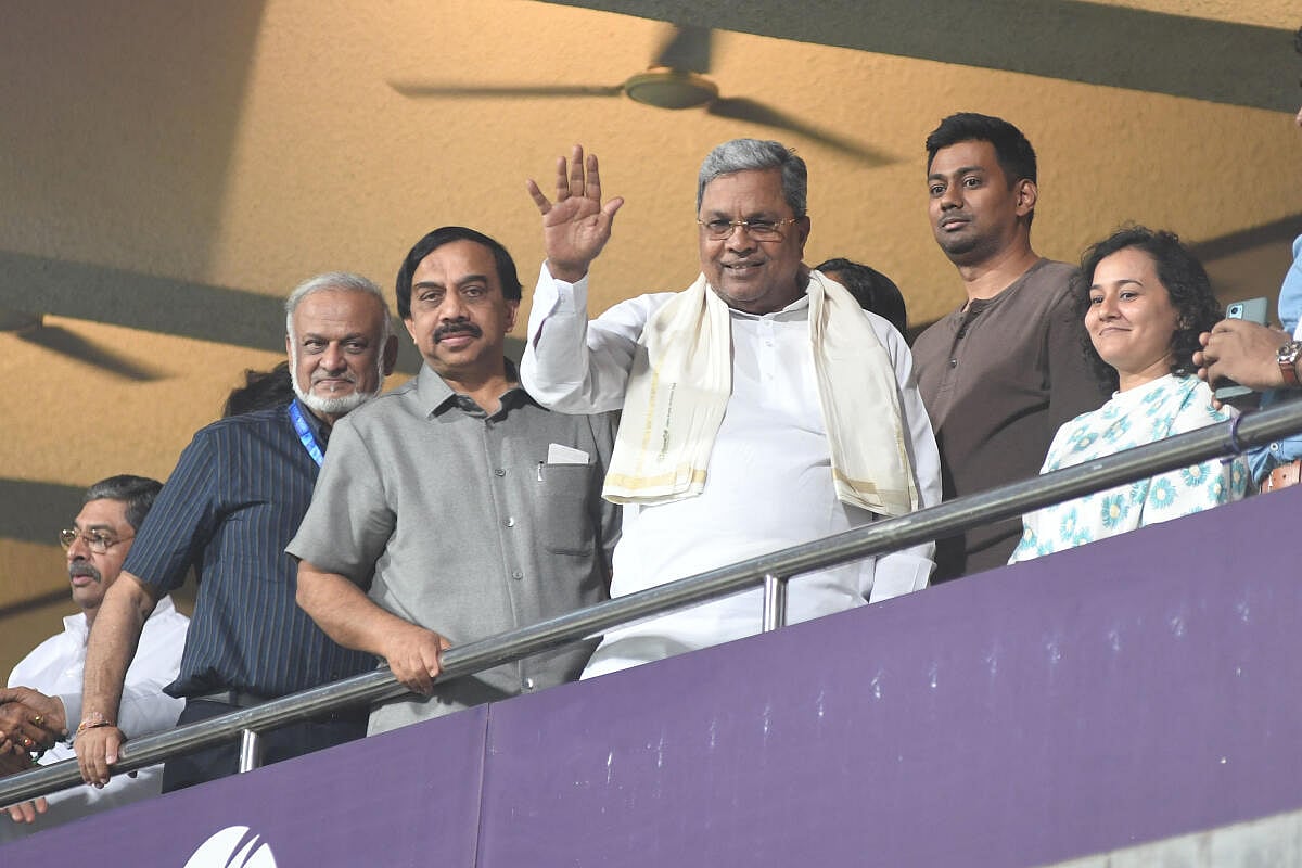 PHOTOS: ಚಿನ್ನಸ್ವಾಮಿ ಕ್ರೀಡಾಂಗಣದಲ್ಲಿ ಪಂದ್ಯ ವೀಕ್ಷಿಸಿದ ಸಿಎಂ ಸಿದ್ದರಾಮಯ್ಯ