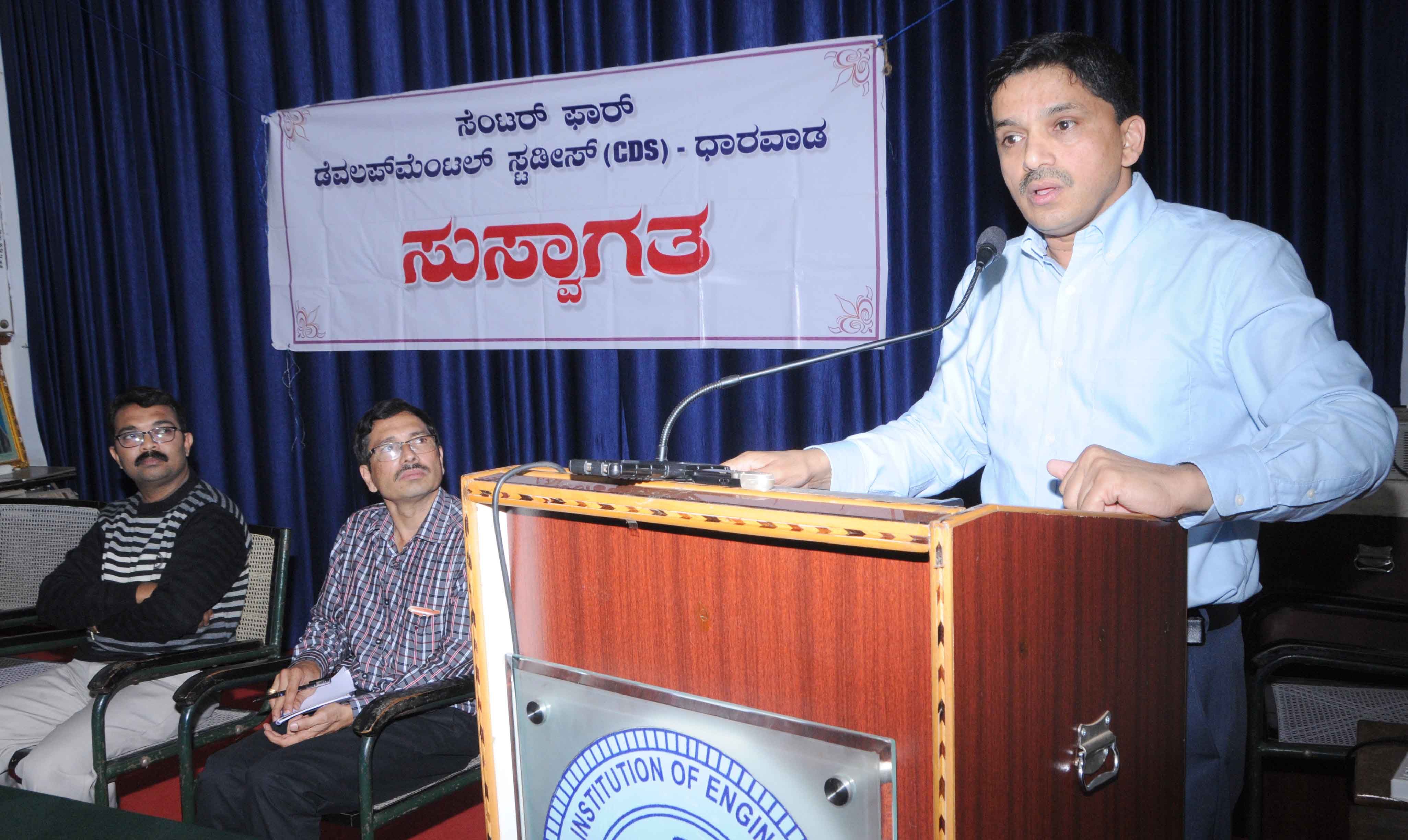 ಧಾರವಾಡದ ಇನಸ್ಟಿಟ್ಯೂಟ್‌ ಆಫ್‌ ಎಂಜನೀಯರ್ಸ್‌ ಸಭಾಂಗಣದಲ್ಲಿ ನಡೆದ ಕಾರ್ಯಕ್ರಮದಲ್ಲಿ ಆಹಾರ ತಜ್ಞ ಕೆ.ಸಿ.ರಘು ಮಾತನಾಡಿದರು. ಹರ್ಷವಂತ ಶೀಲವಂತರ ಹಾಗೂ ದಿವಾಕರ ಹೆಗಡೆ ಇದ್ದಾರೆ.