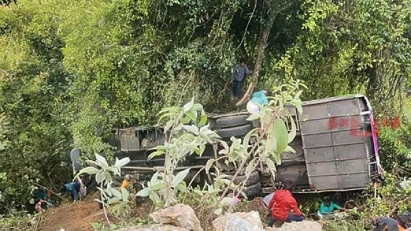 ಊಟಿ ಬಳಿ ಕಣಿವೆಗೆ ಉರುಳಿದ ಪ್ರವಾಸಿಗರ ಬಸ್: 8 ಜನ ಸಾವು