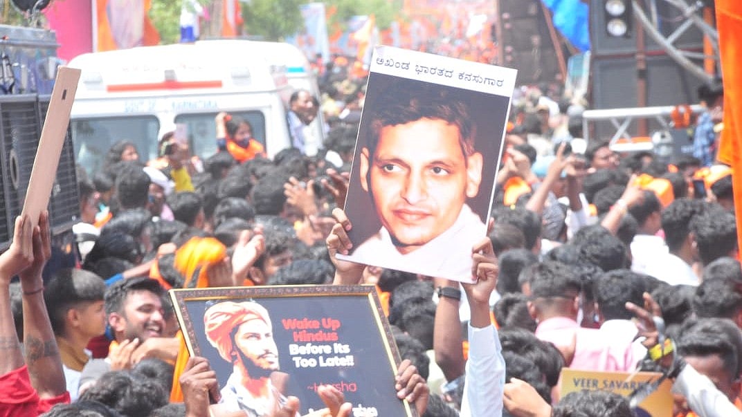 ಚಿತ್ರದುರ್ಗ ಮಹಾಗಣಪತಿ ಶೋಭಾಯಾತ್ರೆಯಲ್ಲಿ ನಾಥೂರಾಮ್ ಗೋಡ್ಸೆ ಚಿತ್ರ ಪ್ರದರ್ಶನ