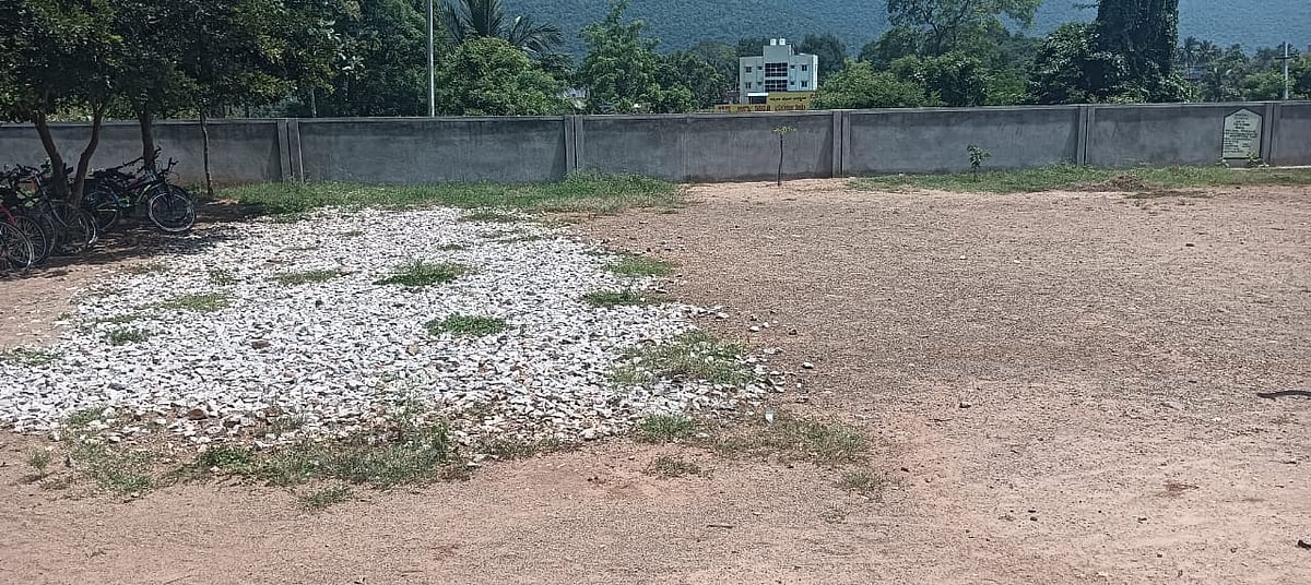 ಹನೂರು: ಗಡಿ ಭಾಗದ ಶಾಲೆಗಳಲ್ಲಿ ಅರ್ಧಕ್ಕೆ ನಿಂತ ಕಾಮಗಾರಿಗಳು