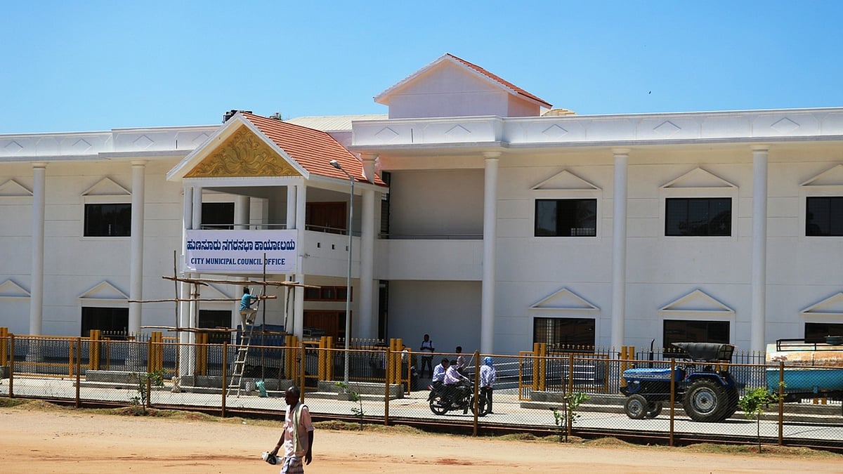 ಹುಣಸೂರು: ಎರಡು ವರ್ಷದಲ್ಲಿ 24 ಅಧಿಕಾರಿಗಳ ವರ್ಗಾವಣೆ, ಜನರ ಪರದಾಟ