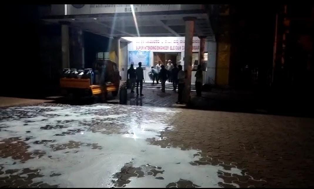 ಬೀದರ್‌: ಬಾಕಿ ಉಳಿಸಿಕೊಂಡಿದ್ದಕ್ಕೆ ಡೈರಿ ಕರೆಂಟ್‌ ಕಟ್‌, ಹಾಲು ಸುರಿದು ಆಕ್ರೋಶ