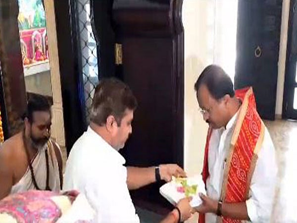 ಓಮನ್‌ನ ಐತಿಹಾಸಿಕ ಶಿವ ದೇವಾಲಯಕ್ಕೆ ಕೇಂದ್ರ ಸಚಿವ ಮುರಳೀಧರನ್ ಭೇಟಿ