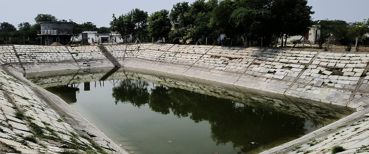 ತೆಕ್ಕಲಕೋಟೆ | ನಾರುತ್ತಿರುವ ಕೆರೆಯೇ ನೀರೇ ಆಧಾರ