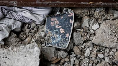 ಮಣ್ಣಿನಡಿಯಲ್ಲಿ ಸಿಲುಕಿದ ಕುಟುಂಬವೊಂದರ ಫೊಟೊ ಯುದ್ಧದ ಭೀಕರತೆಗೆ ಹಿಡಿದ ಕೈಗನ್ನಡಿಯಂತಿದೆ