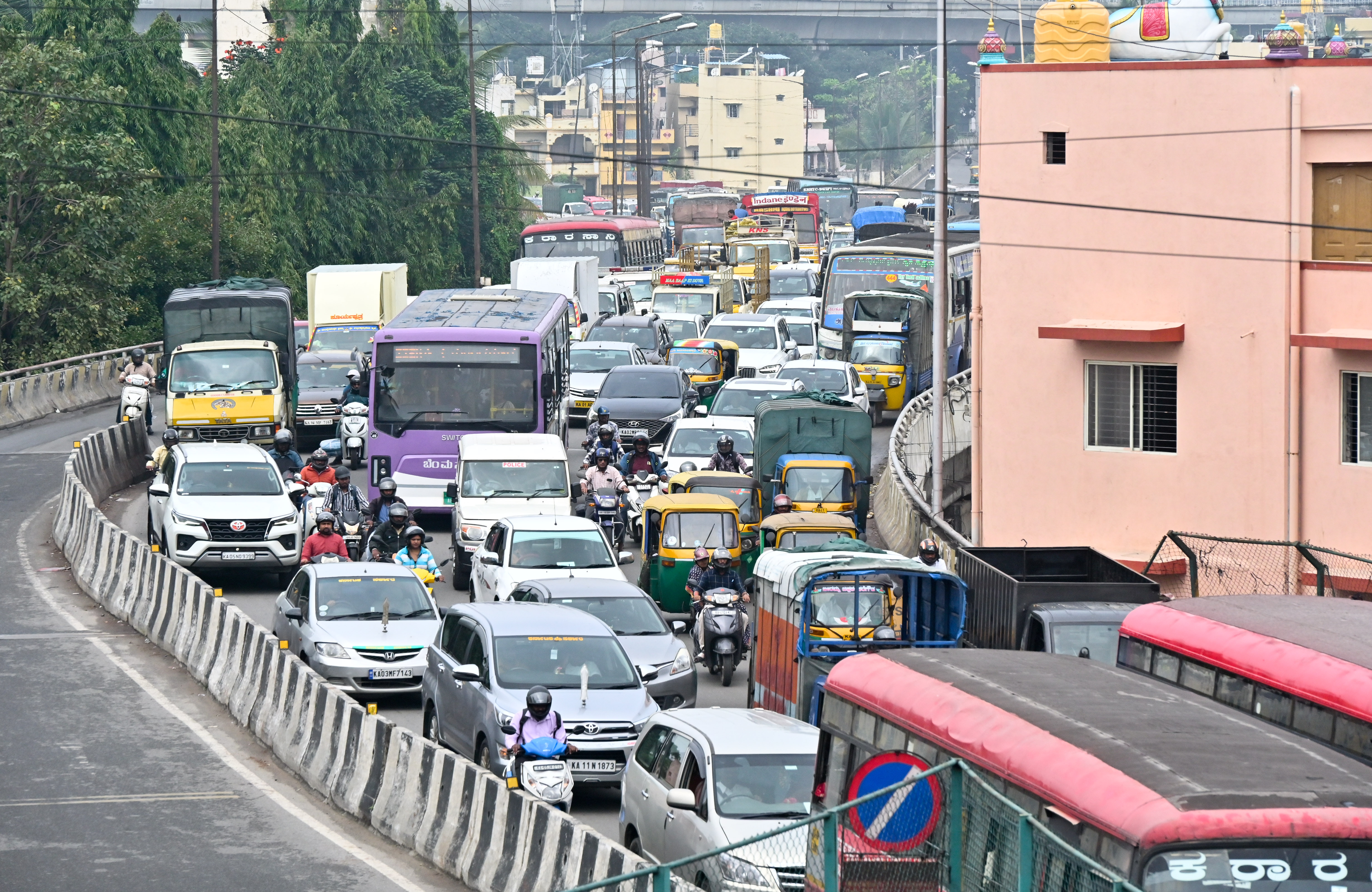 ಮೈಸೂರು ರಸ್ತೆಯ ಗಾಳಿ ಆಂಜನೇಯ ದೇವಸ್ಥಾನದ ಬಳಿಯ ಮೇಲ್ಸೇತುವೆಯಲ್ಲಿ ಕಂಡುಬಂದ  ವಾಹನ ದಟ್ಟಣೆ
ಪ್ರಜಾವಾಣಿ ಚಿತ್ರ/ ಪ್ರಶಾಂತ್ ಎಚ್.ಜಿ.