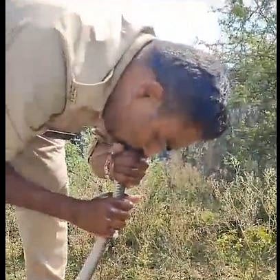 ಹಾವಿನ ಬಾಯಿಗೆ ಬಾಯಿಟ್ಟು ಉಸಿರು ನೀಡಿದ ಪೊಲೀಸ್‌ ಅಧಿಕಾರಿ