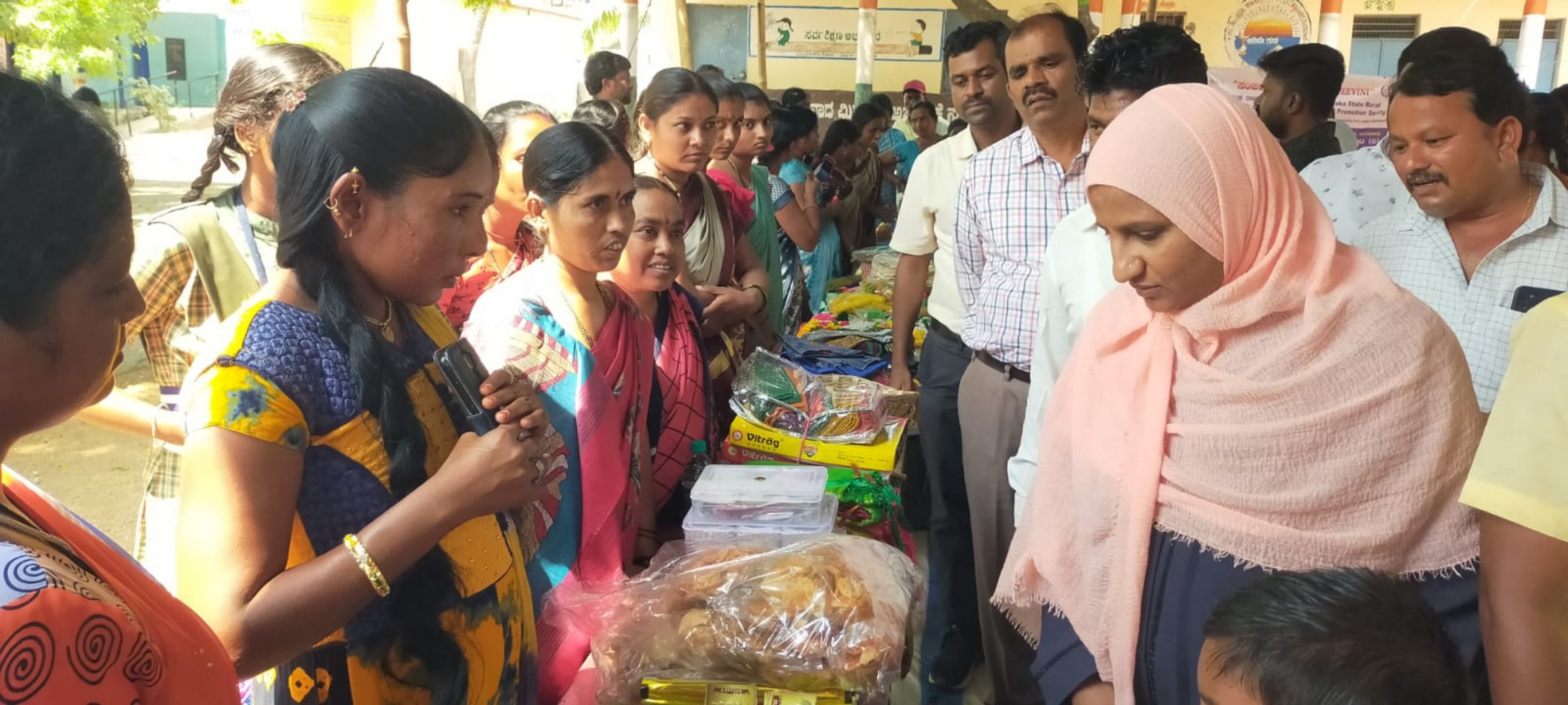 ಸಿರವಾರದಲ್ಲಿ ಸೋಮವಾರ ನಡೆದ ಮಹತ್ವಾಕಾಂಕ್ಷೆ ಕಾರ್ಯಕ್ರಮದ ಸಂಕಲ್ಪ ಸಪ್ತಾಹ ಸಮಾವೇಶ ಸಮ್ಮೇಳನದ ಸಮಾರೋಪ ಕಾರ್ಯಕ್ರಮದಲ್ಲಿ ಸ್ವ-ಸಹಾಯ ಗುಂಪಿನ ಸದಸ್ಯರುಗಳು ತಯಾರಿಸಿದ ವಸ್ತುಗಳ ಪ್ರದರ್ಶನ ನಡೆಯಿತು