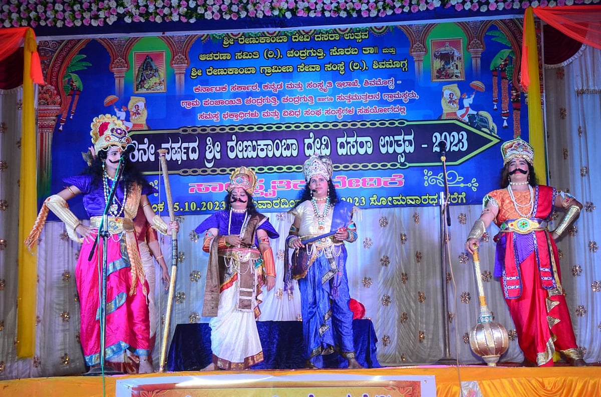 ಪೌರಾಣಿಕ ನಾಟಕ ಪ್ರದರ್ಶನ: ‘ರಕ್ತರಾತ್ರಿ’ಯಲ್ಲಿ ವಿಜೃಂಭಿಸಿದ ಮಹಿಳಾ ಶಕ್ತಿ