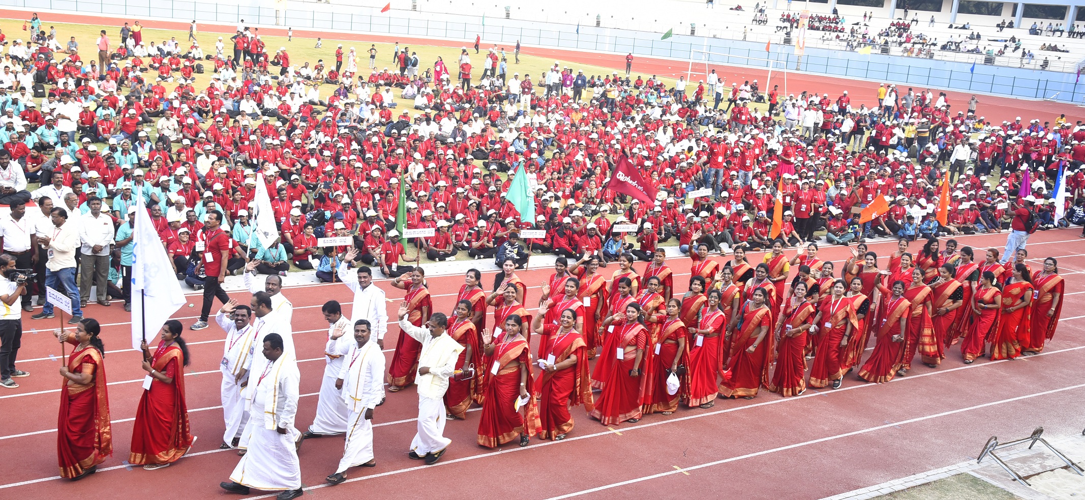 ಕ್ರೀಡಾಕೂಟದ ಪಥ ಸಂಚಲನದಲ್ಲಿ ಭಾಗವಹಿಸಿದ್ದ ತುಮಕೂರು ಕ್ರೀಡಾಪಟುಗಳು ಗಮನ ಸೆಳೆದರು