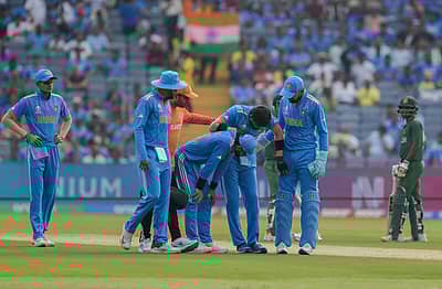 ಹಾರ್ದಿಕ್ ಅವರನ್ನು ವಿಚಾರಿಸುತ್ತಿರುವ ಸಹ ಆಟಗಾರರು