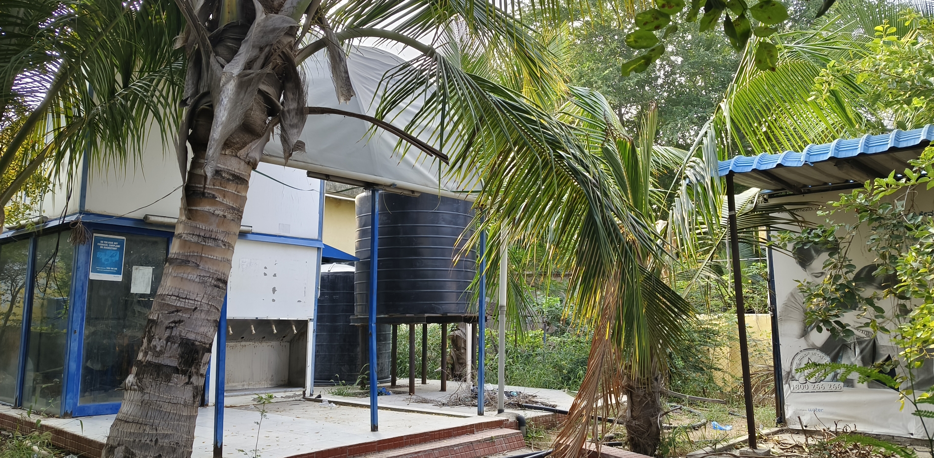 ತೆಕ್ಕಲಕೋಟೆ ಪಟ್ಟಣದ ಕೋಟೆ ಮುಂಭಾಗದ ಡಾಕ್ಟರ್ ವಾಟರ್ ಶುದ್ಧ ನೀರಿನ ಘಟಕ ಕಾರ್ಯನಿರ್ವಹಿಸದೇ ಪಾಳು ಬಿದ್ದಿರುವುದು.