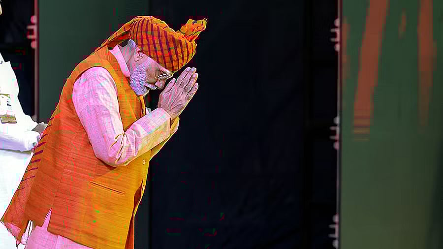 ಶಿರಡಿ ಸಾಯಿಬಾಬಾ ದೇವಸ್ಥಾನದಲ್ಲಿ ಪ್ರಾರ್ಥನೆ ಸಲ್ಲಿಸಿದ ಪ್ರಧಾನಿ ಮೋದಿ
