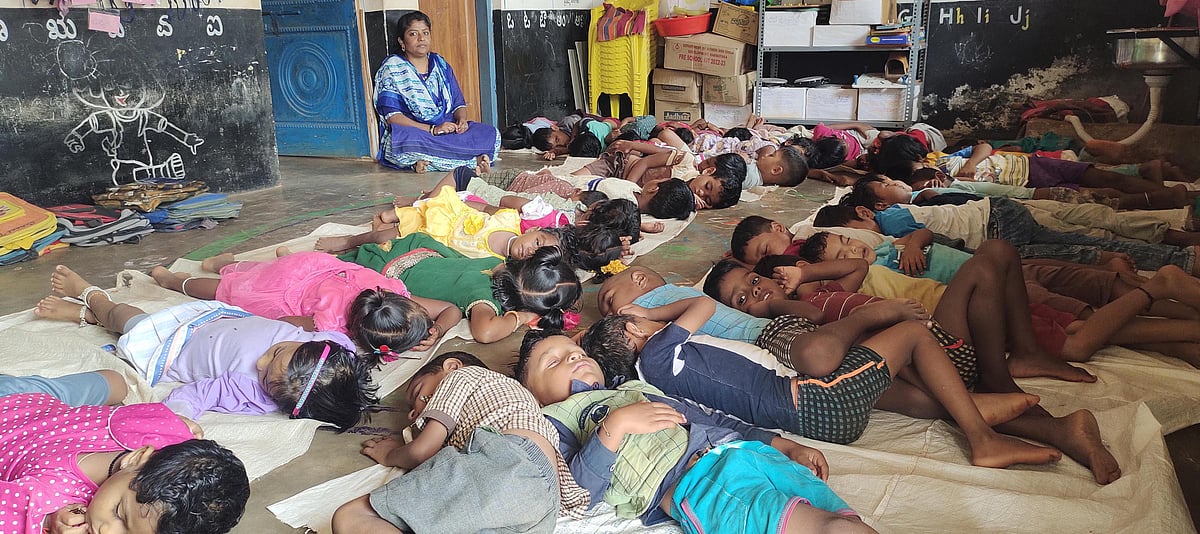 ಒಂದೇ ಕೇಂದ್ರದಲ್ಲಿ 2 ಅಂಗನವಾಡಿ- ಇಕ್ಕಟ್ಟಾದ ಸ್ಥಳದಲ್ಲಿ 56 ಮಕ್ಕಳ ಪಾಠ, ನಿದ್ದೆ