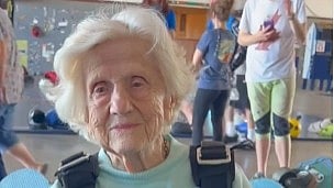 ಸ್ಕೈಡೈವ್ ಮೂಲಕ ಸಾಧನೆಗೆ ವಯಸ್ಸು ಅಡ್ಡಿಯಲ್ಲ ಎಂದ 104ರ ಅಜ್ಜಿ !