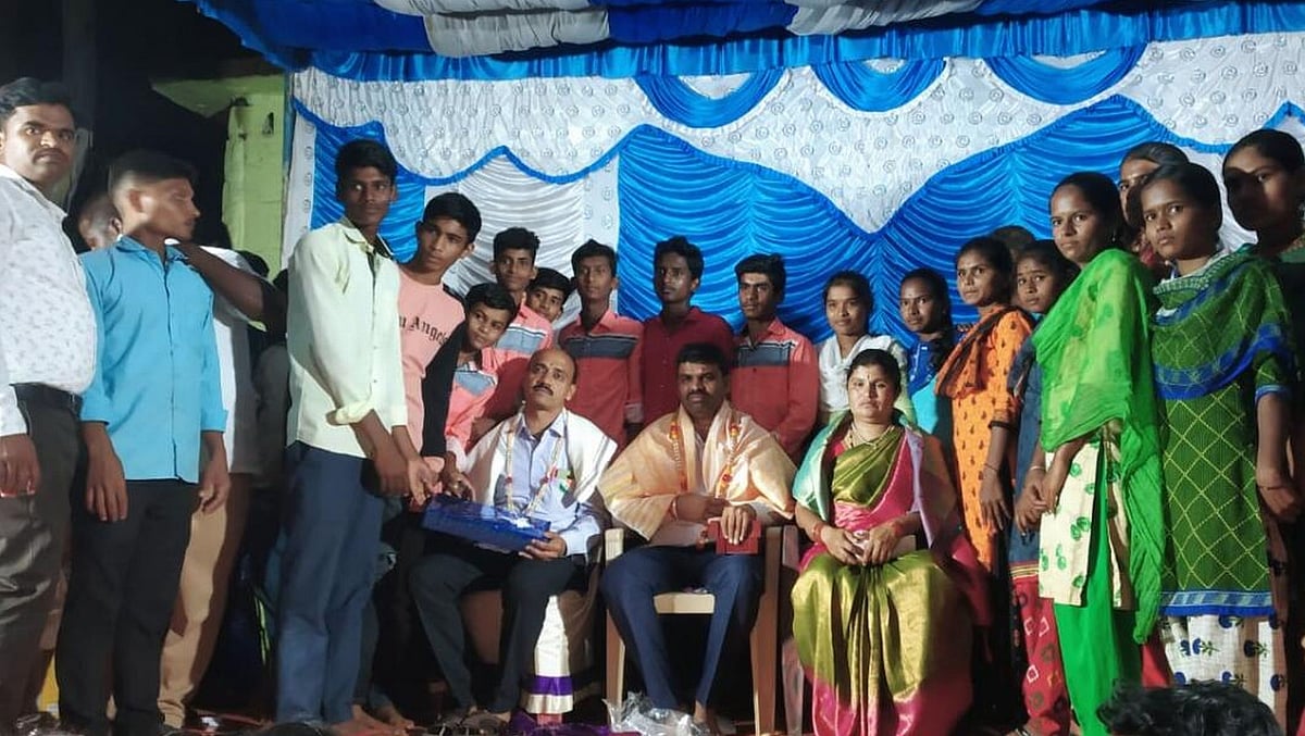 ಜನ ಮೆಚ್ಚಿದ ಗುರುವಿಗೆ ಒಂದು ತೊಲೆ ಚಿನ್ನದ ಉಡುಗೊರೆ!

