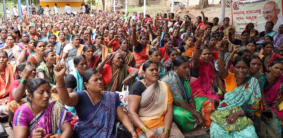 ಬಾಗಲಕೋಟೆ: ಮದ್ಯ ನಿಷೇಧಕ್ಕೆ ಆಗ್ರಹಿಸಿ ಅಹೋರಾತ್ರಿ ಧರಣಿ