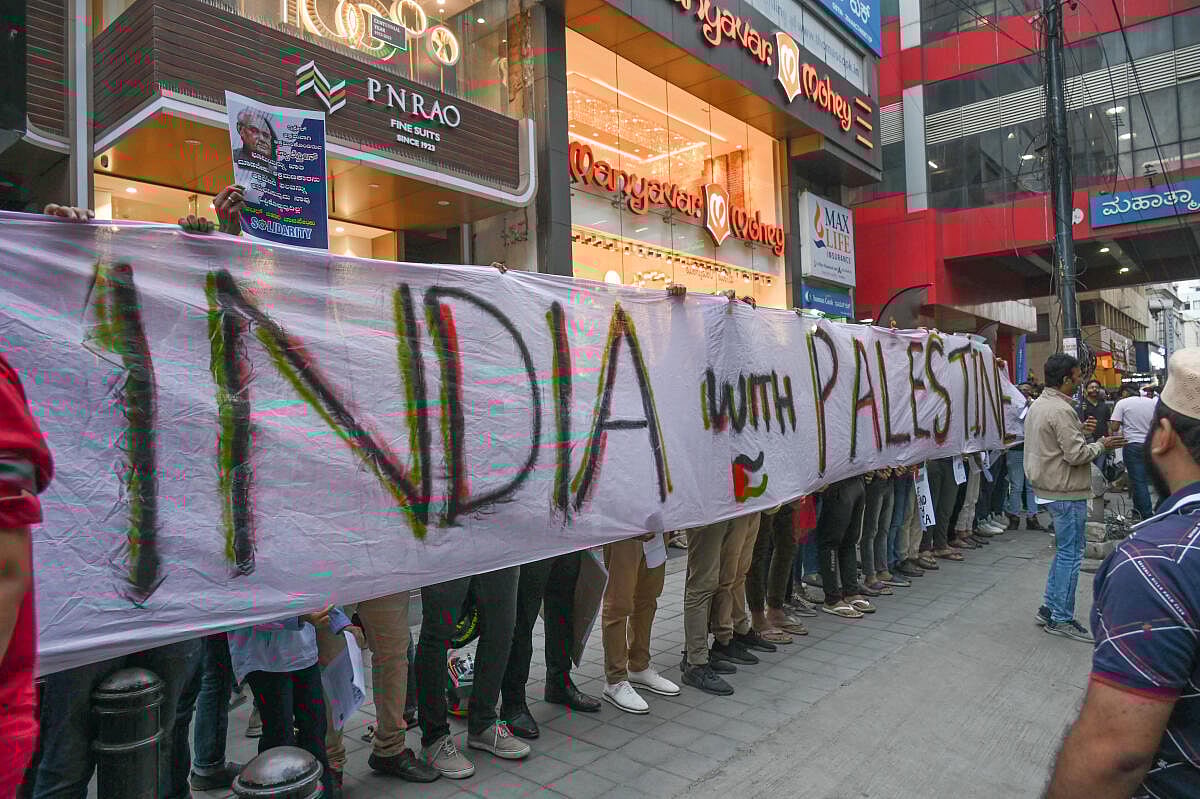 ಎಂ.ಜಿ.ರಸ್ತೆಯಲ್ಲಿ ಸಂಚಾರಕ್ಕೆ ಅಡ್ಡಿ: ಪ್ರತಿಭಟನಕಾರರ ವಿರುದ್ಧ ಎಫ್‌ಐಆರ್