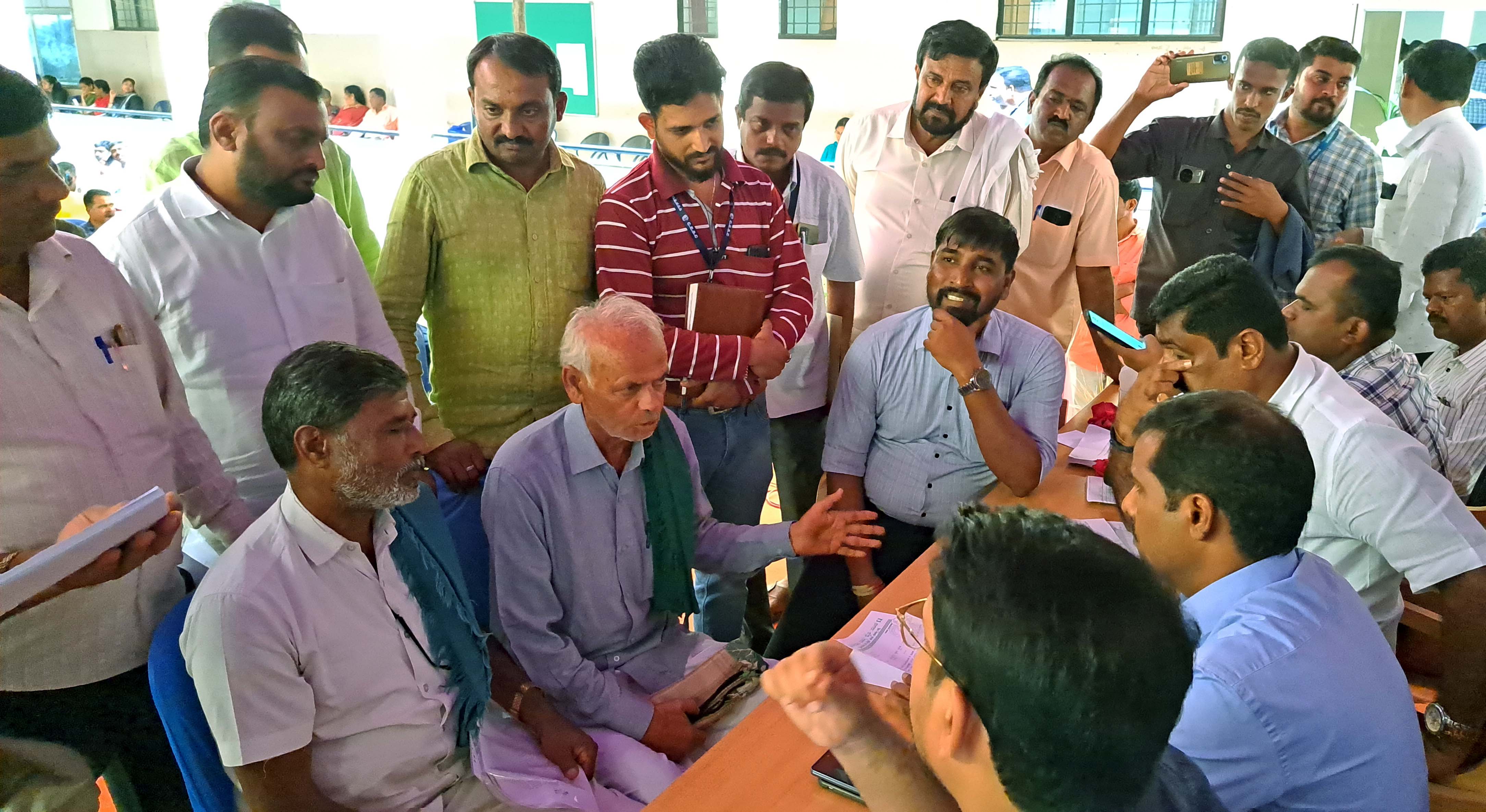 ಸಾರ್ವಜನಿಕರು ಮತ್ತು ರೈತಮುಖಂಡರಿಂದ ಮನವಿ ಸ್ವೀಕರಿಸಿ ಅಹವಾಲು ಆಲಿಸುತ್ತಿರುವ ಜಿಲ್ಲಾಧಿಕಾರಿ