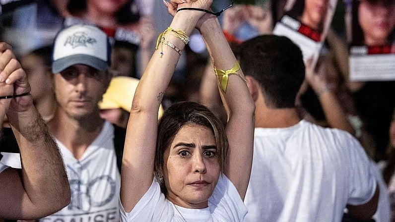 ಒತ್ತೆಯಾಳುಗಳ ಬಿಡುಗಡೆಗೆ ಹೆಚ್ಚಿದ ಒತ್ತಡ; ಸೇನಾ ಕಚೇರಿ ಮುಂದೆ ಪ್ರತಿಭಟನೆ