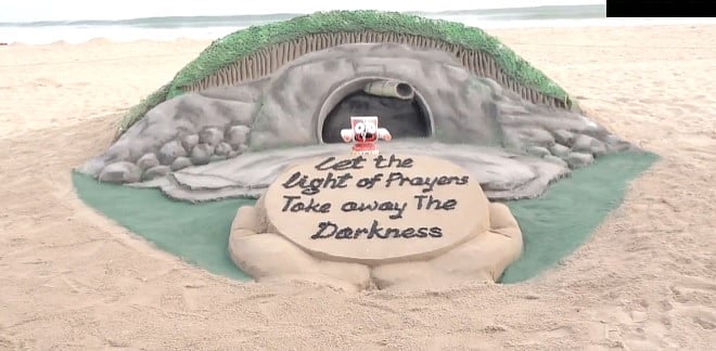 ಸುರಂಗ ಕುಸಿತ: ಮರಳು ಕಲಾಕೃತಿ ರಚಿಸಿ ಕಾರ್ಮಿಕರ ರಕ್ಷಣೆಗೆ ಪ್ರಾರ್ಥಿಸಿದ ಕಲಾವಿದ