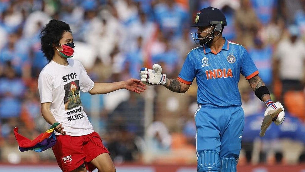 ಭದ್ರತಾ ಸಿಬ್ಬಂದಿ ಕಣ್ತಪ್ಪಿಸಿ ಕ್ರೀಡಾಂಗಣಕ್ಕೆ ನುಗ್ಗಿದ ಪ್ಯಾಲೆಸ್ಟೀನ್ ಬೆಂಬಲಿಗ